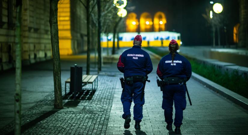 Illegális bevándorlókat szállító román mikrobusz balesetezett Budapesten