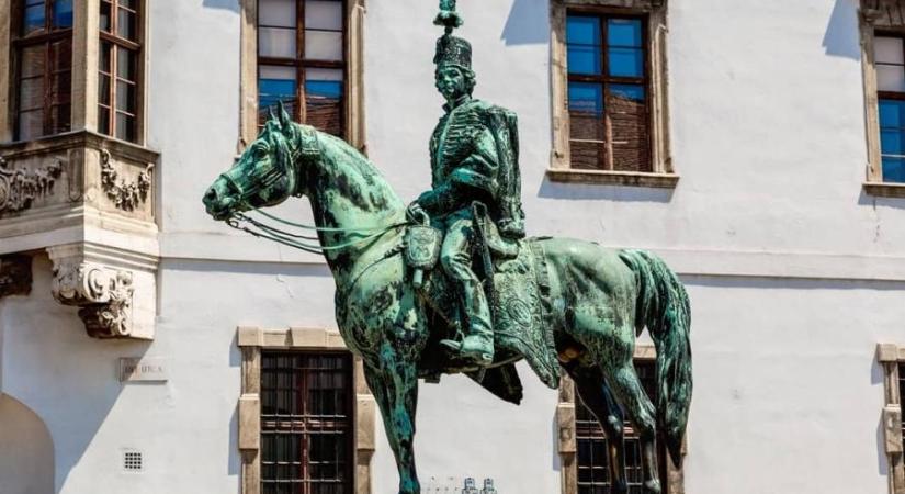 Heresimogatásra kijelölt hellyé nyilvánította a Magyar Kétfarkú Kutya Párt Hadik András lovasszobrát