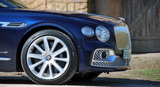 Csúnyán összetört egy Bentley az M7-esen, amit egy ukrán tréleres vontatott