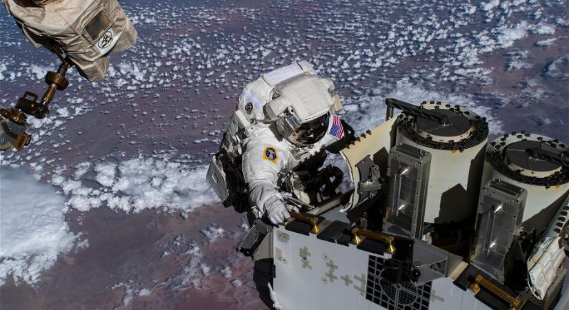 Mosolygós bombázó a NASA űrruhatervező mérnöke, ráadásul itt van Magyarországon