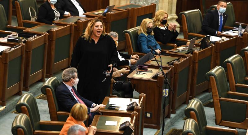 Emelkedik Diana Șoșoacă új pártjának népszerűsége, az AUR-é csökken