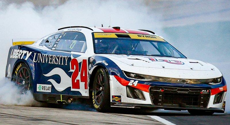 NASCAR: Byron nyerte az őrült hajrát, csapata pedig történelmet írt