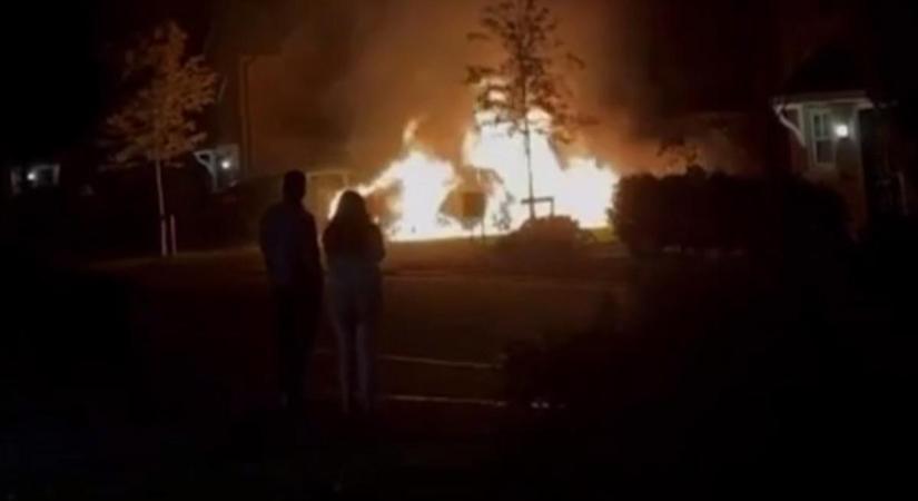 Kigyulladt egy családi ház, miután a szinte új elektromos autó felrobbant a felhajtón – videó