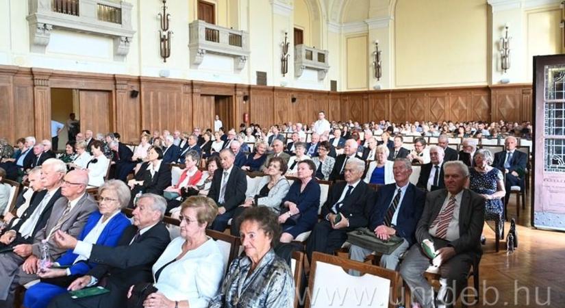 Nagy ünnepség az egyetemen, száznál is több öregdiákját köszöntötte a debreceni orvosi kar