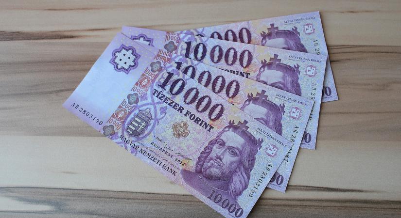 A KSH szerint átlagosan nettó 385 ezret vittünk haza júliusban