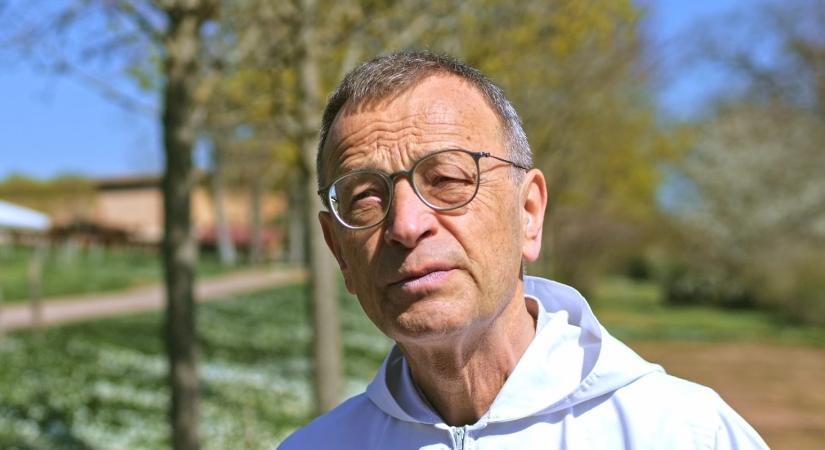 Az egyháznak tanulnia kellene Krisztustól, a világnak pedig a fiataloktól