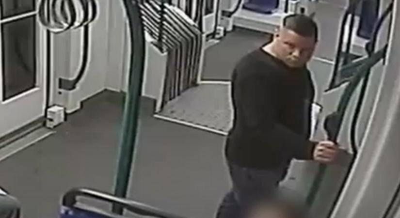 Videón, ahogy kifosztanak egy alvó utast a 4-6-os villamoson