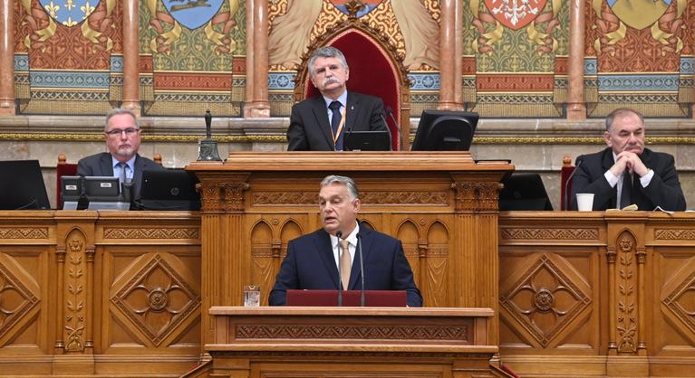 Migránsok, bankok, háború és Brüsszel – miről beszélhet ma Orbán Viktor a parlamentben?