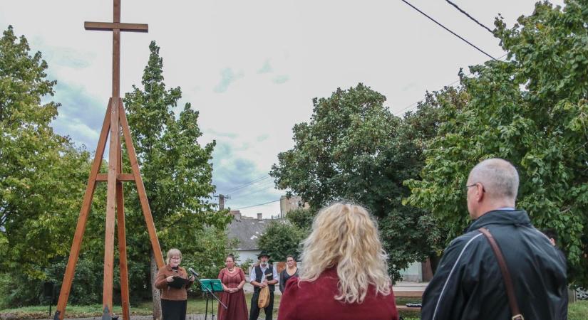 Tizenöt éve állították a kulák áldozatok emlékkeresztjét Várpalotán