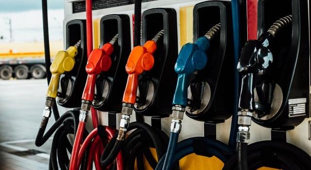 Ilyen is régen volt: olcsóbb lesz a benzin szerdától