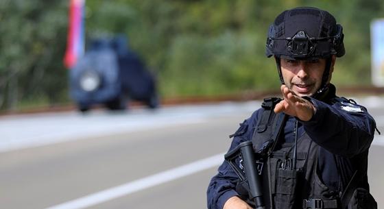 A koszovói rendőrség házról házra kutatja át a falut, ahol négy ember meghalt egy lövöldözésben