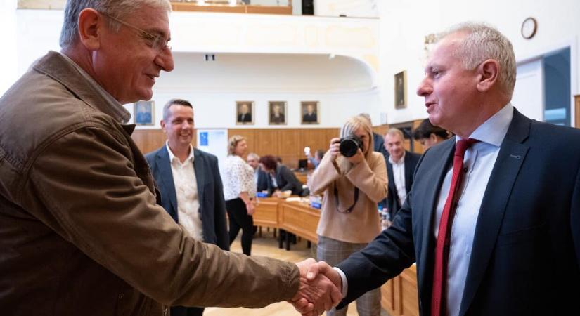 Átveheti Gyurcsány Ferenc Pécset, ez lehet az ára Péterffy támogatásának: többséget akarnak a DK-nak