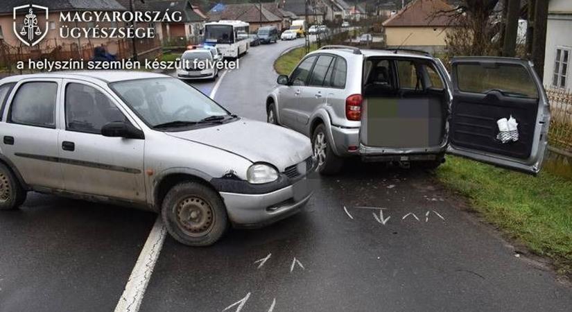Autók közé szorult, mindkét lába eltört a nőnek a figyelmetlen sofőr miatt Magyargécnél