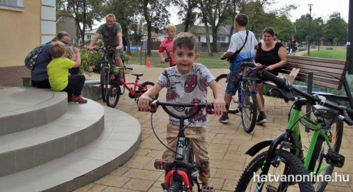 Bringás gyerekek a parkban 