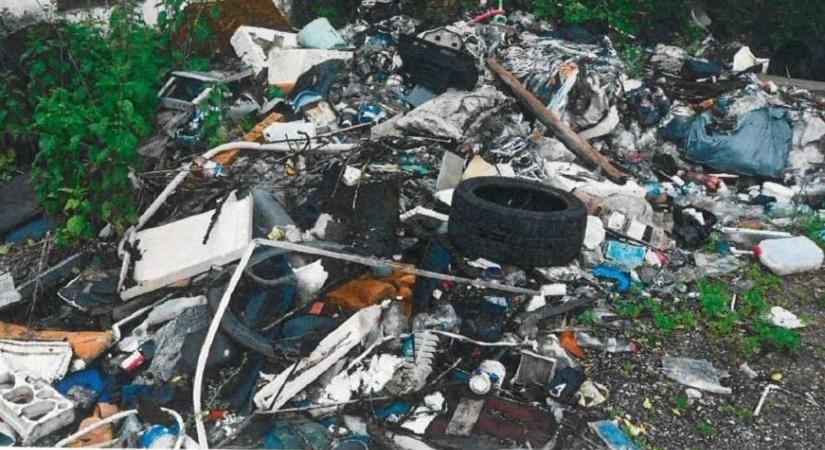 Bontott autókat, vegyszereket tárolt két esztergomi ingatlanon, felfüggesztettet kapott