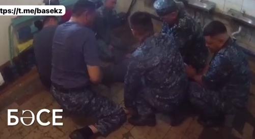 Nyilvánosságra került egy durva videó, amin egy Kazahsztánban bebörtönzött ellenzéki aktivistát kínoznak