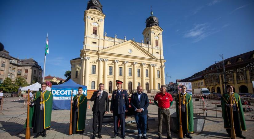Tűzoltók, rendőrök, reformátusok és diákok mérték össze tudásukat a debreceni Kossuth téren