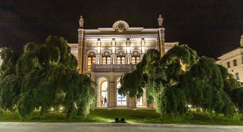 A Csokonai színészei bevisznek a megújult színház kulisszái mögé