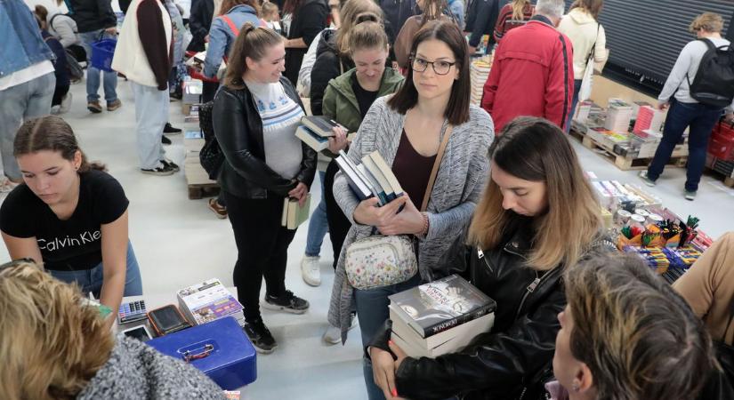 Több mint 16 ezer könyvből válogathattak a vásárlók