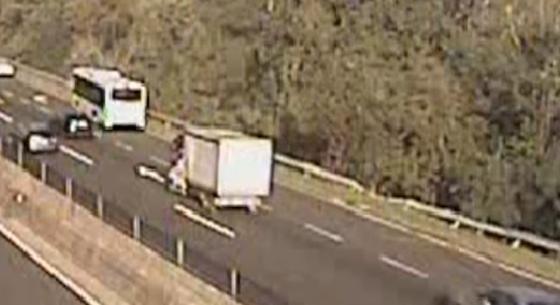 Ijesztő, ahogy berepült a fák közé egy kisbusz az M3-ason – videó
