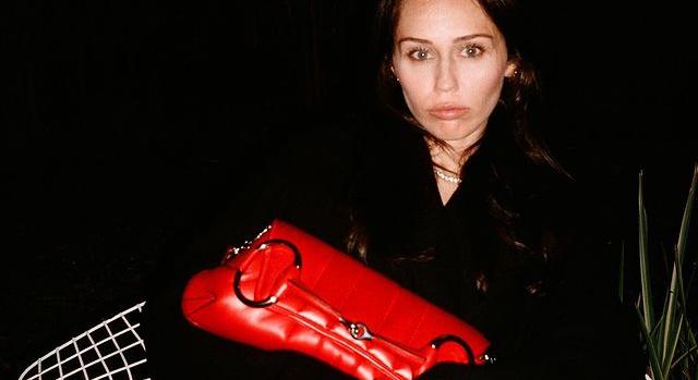 Csokoládébarna tincseiről posztolt fotót Miley Cyrus, visszatért az eredeti hajszínéhez a sztár