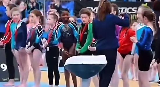 A fekete kislány kivételével mindenki kapott érmet a tornaversenyen, az ír szövetség 18 hónapig nem kért bocsánatot