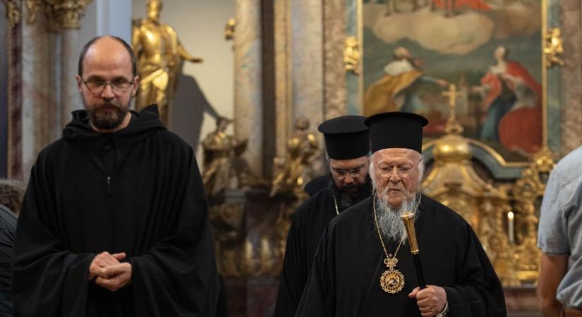 A főpappal együtt könyörögtek az Úrhoz a szerzetesek a felülről jövő béke kiáradásáért