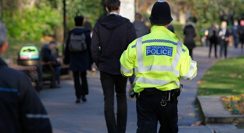 Tucatjával adják vissza a fegyverviselési engedélyüket a londoni rendőrök