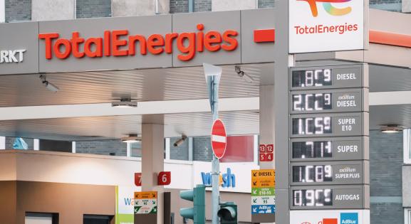 Mégsem lesz francia benzinársapka, helyette támogatják az alacsonyabb jövedelműek üzemanyag-vásárlásait