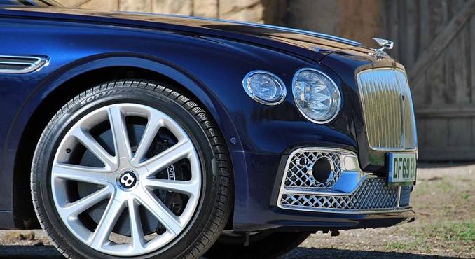 Rommá tört egy angol Bentley-t az ukrán tréleres Magyarországon
