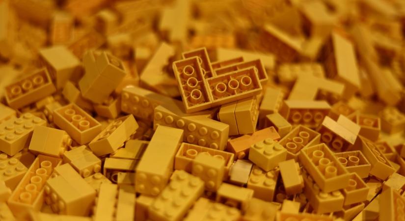 Mégsem áll át az újrahasznosított műanyagból készített építőkockák gyártására a Lego