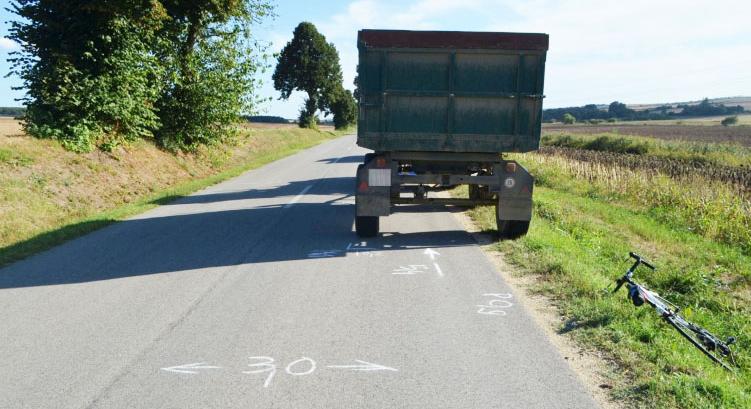 Lehajtott fejjel biciklizett, pótkocsinak csapódott