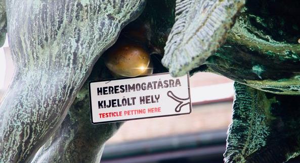 Heresimogatásra kijelölt hely – tábla került a Hadik-szoborra
