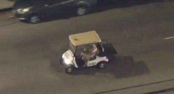 Félmeztelenül, kutyával az ölében menekült a lopott golfkocsival egy férfi Kaliforniában - videó