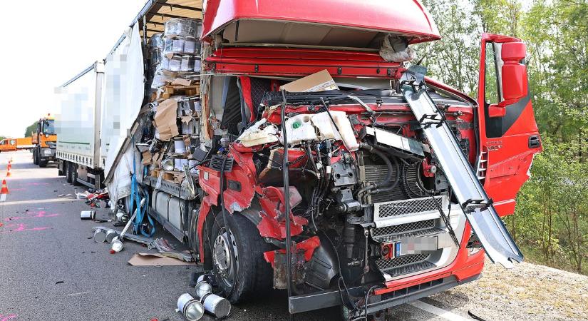 Festékes dobozokat szállító román kamion ütközött a közútfenttartó munkagépének Kelebia közelében – galériával