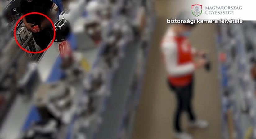 Többször bejárt egy üzletbe lopni, és egy telefonos céget is átvert - videó