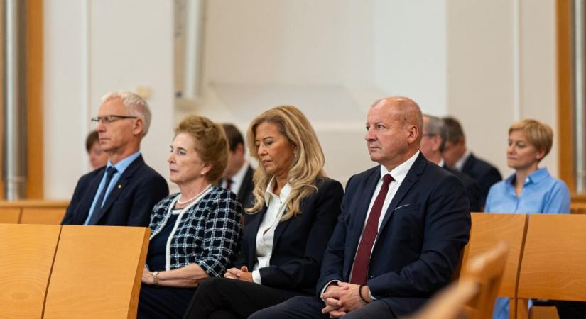 Templomban áhítoztak, ezért nem mentek el a fideszes képviselők a Népjóléti Bizottság ülésére