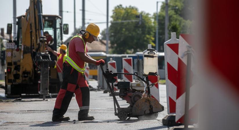 Forgalomkorlátozás: folytatódik a debreceni Segner téri útjavítás