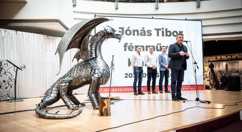 Kétméteres sárkány foglalta el a Csaba Center színpadát