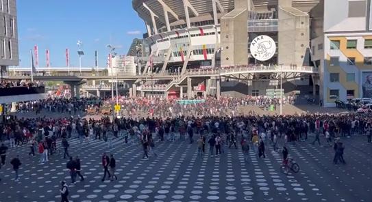 Szurkolói balhé miatt szakadt félbe az Ajax mérkőzése, lovas rendőröket is be kellett vetni - videó