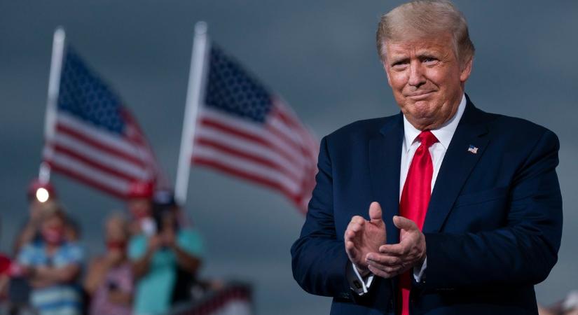 Egy új közvélemény-kutatás szerint Trump utcahosszal vezet Biden előtt