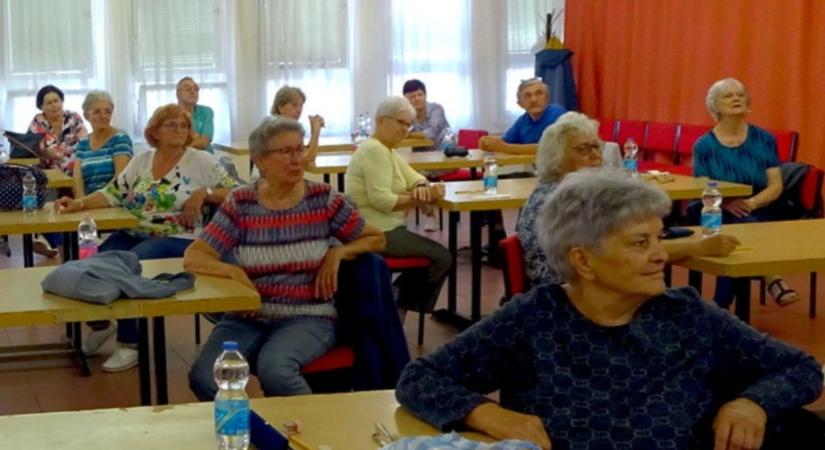Rejtvényt fejtettek a lelkes nyugdíjasok Szolnokon