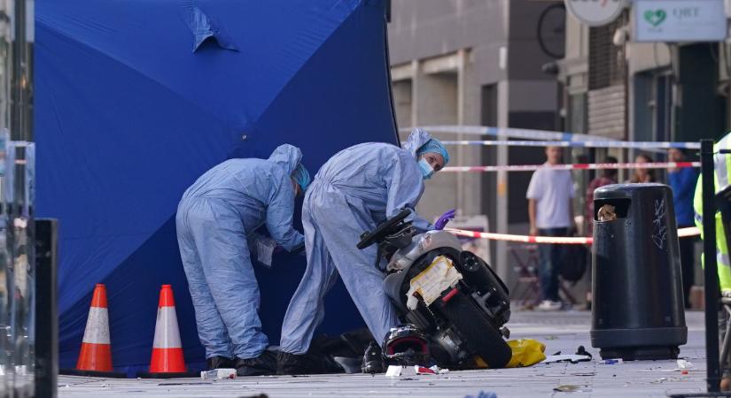 Halálos balesetet szenvedett egy motoros Londonban, akinek az útitársa egy machetével hadonászott