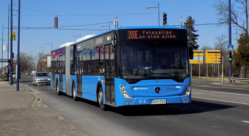 Villanyoszlopnak csapódott egy autó Kispesten, elterelték a forgalmat