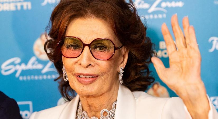 Friss hírek érkeztek a kórházba került Sophia Loren állapotáról: két fia mellette van a műtét után