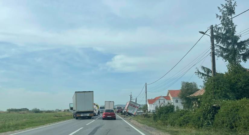 Láncbaleset Bihar megyében, két személy kórházba került