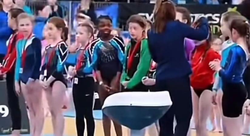 Másfél év alatt sem kértek bocsánatot attól a fekete tornászlánytól, akit százak előtt aláztak meg