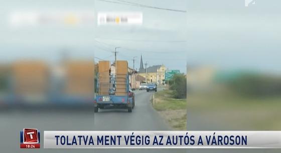 Tolatva ment végig Nyírbátor egyik forgalmas útján egy autós