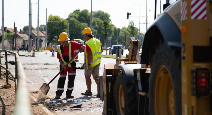 Újabb szakaszához érkezett a debreceni Segner téri útjavítás