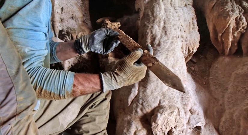 1900 éves római kardokra bukkantak a Holt-tenger feletti barlangban